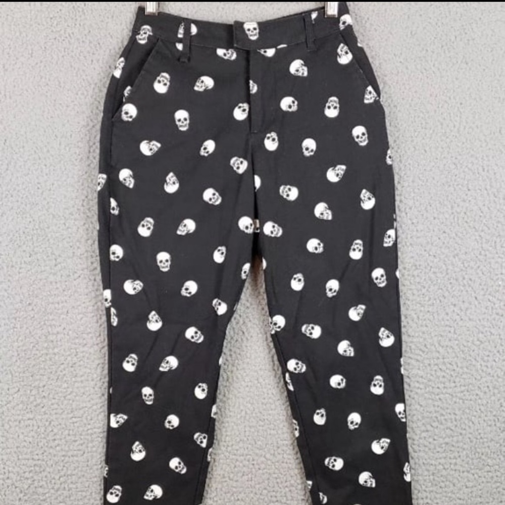 “Hot Topic” Men’s / Women Black & White Skull Tapered Pants. Size: Medium.